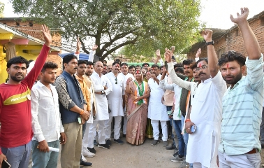 कांग्रेस पार्टी की प्रत्याशी किरण अहिरवार ने आधा दर्जन ग्रामों में किया जनसंपर्क कहां जनता का मिल रहा है भरपूर प्यार एवं आशीर्वाद कांग्रेस पार्टी निभायेगी अपने किए गए वादे