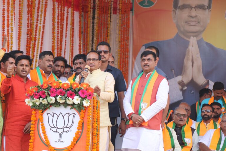 मुख्यमंत्री शिवराज बोले लाडली बहनों की आय करेंगे दस हजार एक परिवार एक रोजगार का किया वादा