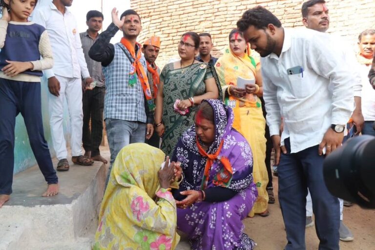 पूर्व नगर पालिका अध्यक्ष ने भाजपा प्रत्याशी राकेश गिरी के समर्थन में घर घर जाकर किया जनसंपर्क
