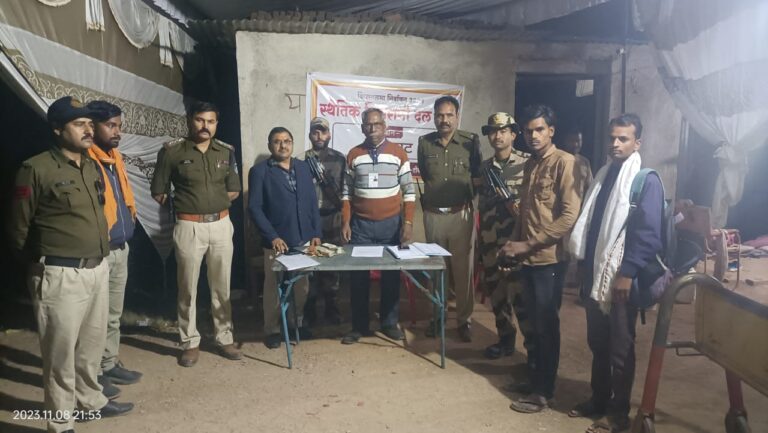 मऊघाट नाका से देहात थाना पुलिस एवं एसएसटीएफ एसटी टीम ने किए 1,08,180 रुपये जप्त