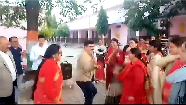 टीकमगढ़ में शिक्षकों का फिल्मी गानों पर हुआ डांस, प्रमोशन पार्टी में खूब थिरके शिक्षक वीडियो हुआ वायरल शासकीय कार्य में लापरवाही करने पर नोटिस जारी