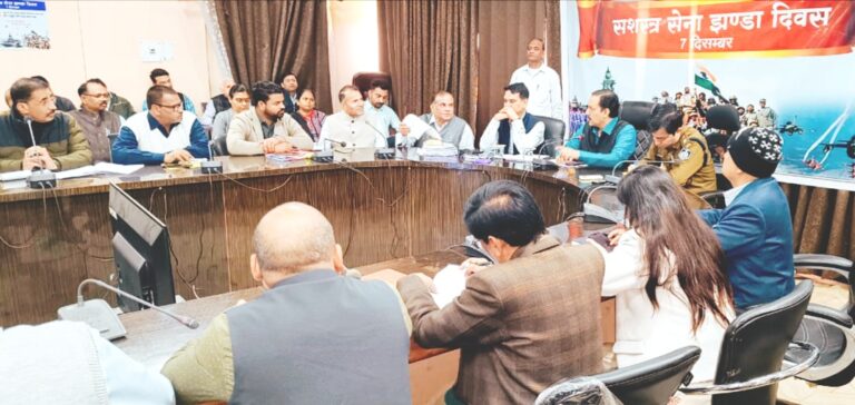 सीएम हेल्पलाइन का सभी अधिकारी सन्तुष्टिपूर्वक निराकरण करायें – कलेक्टर टीएल की बैठक में दिये निर्देष