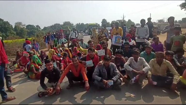 ग्रामीणों ने किया चक्का जाम,3 माह से राशन न मिलने से नाराज है ग्रामीण, मौके पर पहुंचे अधिकारी