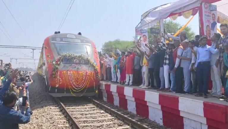 टीकमगढ़ जिले को मिली नई वंदे भारत ट्रेन की सौगात प्रधानमंत्री ने खजुराहो से दिल्ली तक वंदे भारत ट्रेन को वर्चुअली हरी झण्डी दिखाकर किया रवाना