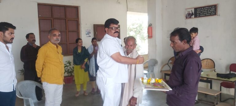 गुरुकुल कालेज मे 15 साल से अपनी सेवाएं दे रहे रामस्वरूप रैकवार के चरण स्पर्श कर अध्यक्ष अब्दुल गफ्फार मलिक ने दी शुभ विदाई