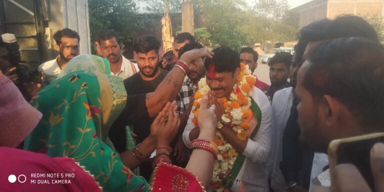 लोकसभा क्षेत्र एवं रामराजा कि चरण रज को टेका माथा, लिया आशीर्वाद कांग्रेस प्रत्याशी के नगर आगमन पर समर्थको ने किया जगह जगह स्वागत