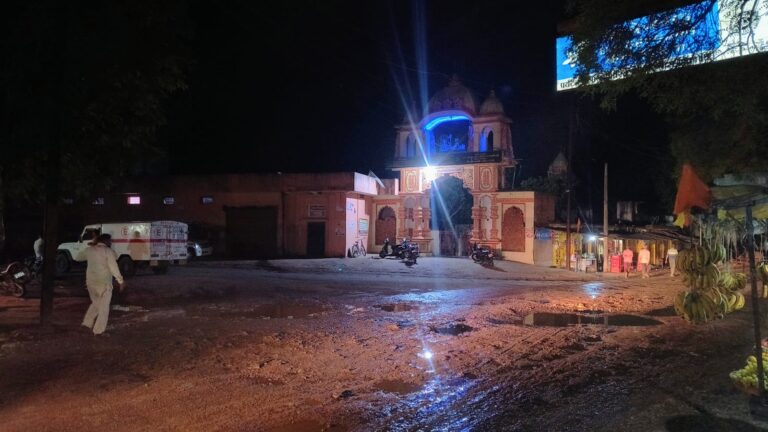 धजरई के त्रिदेव मंदिर के सामने सड़क का गड्ढा बना नासूर, आमजन त्रस्त सड़क पर कीचड़ और पानी भरा होने से राहगीर परेशान