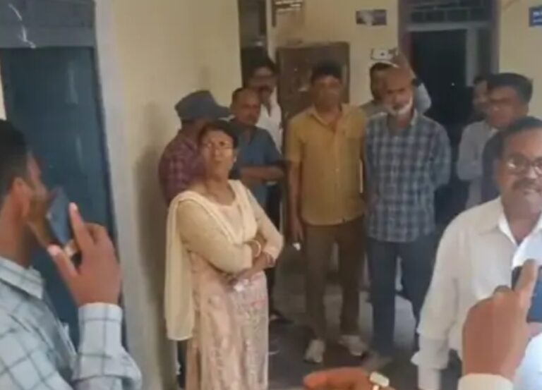 लोकायुक्त टीम ने जनपद कार्यालय जतारा में मारा छापा, कंप्यूटर ऑपरेटर फरार सरपंच ने लगाए थे आरोप मनरेगा एपीओ राजेश मिश्रा व कम्प्यूटर ऑपरेटर मुर्तजा अली खांन पर मामला दर्ज