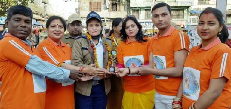 एक समाज श्रेष्ठ समाज संस्था अध्यक्ष योगेन्द्र कुमार साहू, मार्गदर्शक अलका टंडन के नेतृत्व में संस्था के माध्यम से अंतरराष्ट्रीय महिला दिवस के अवसर पर समाजहित में कार्य कर रही महिला ट्रैफिक पुलिसकर्मियों को संस्था पदाधिकारियों ने हल्द्वानी कालाढूंगी चौराहा में माला पहनाकर ट्रॉफी देकर सम्मानित किया *हल्द्वानी जिला नैनीताल उत्तराखंड की खबर*