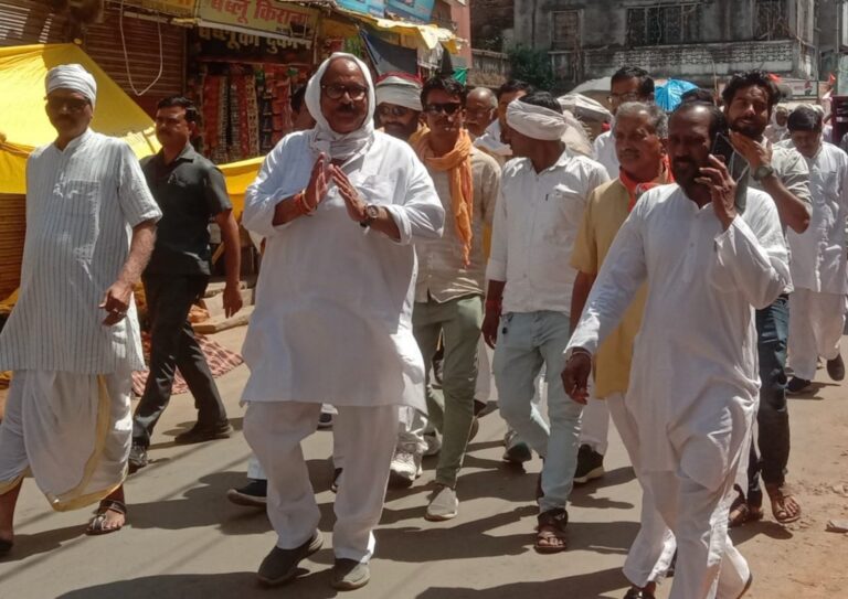 दादा यादवेंद्र सिंह बुंदेला ने किया जनसंपर्क, कांग्रेसी उम्मीदवार के लिए मांगा जन समर्थन