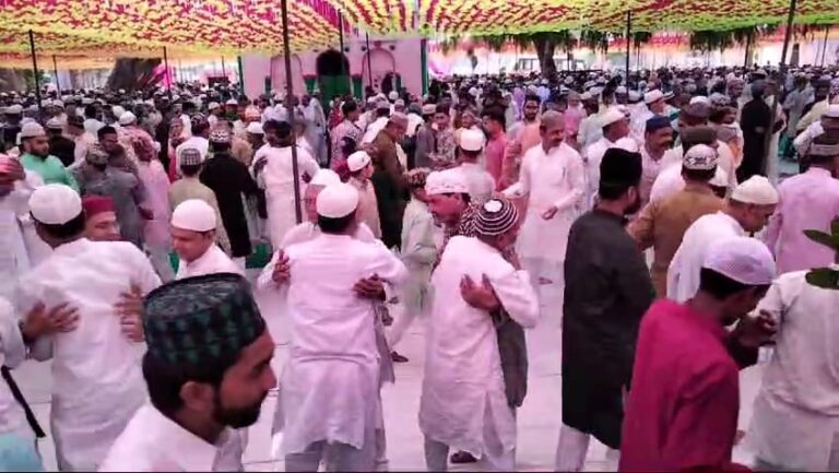 जैसी ईद मनाने की कामना हम करते है वैसे ही समाज के कमजोरों की भी ईद मनवाएं : पेश इमाम ईदगाह में पढ़ी गई ईद-उल-फितर की नमाज, मांगी अमन चैन की दुआ