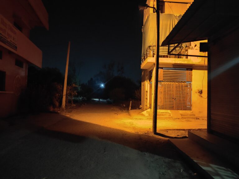 इधर जला में उधर जला, जाने कहाँ में किधर जला। इटारसी के नगरपालिका की स्ट्रीट लाइट की दिशाहीन व्यवस्था