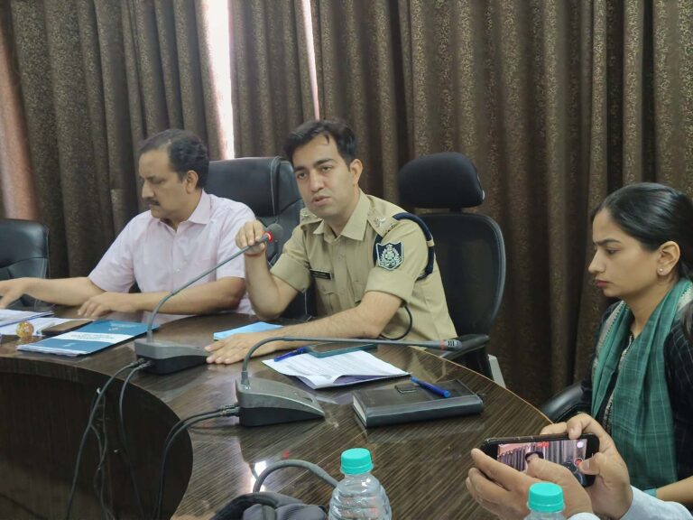 पॉलीटेक्निक कॉलेज टीकमगढ़ से 25 अप्रैल को होगा मतदान सामग्री का वितरण सामग्री वितरण स्थल पर अलग-अलग विधानसभावार बनाये गये काउंटर लोकसभा निर्वाचन 2024 अंतर्गत सामग्री वितरण तथा मतदान दिवस के दौरान व्यवस्थाओं के संबंध में पत्रकारवार्ता आयोजित