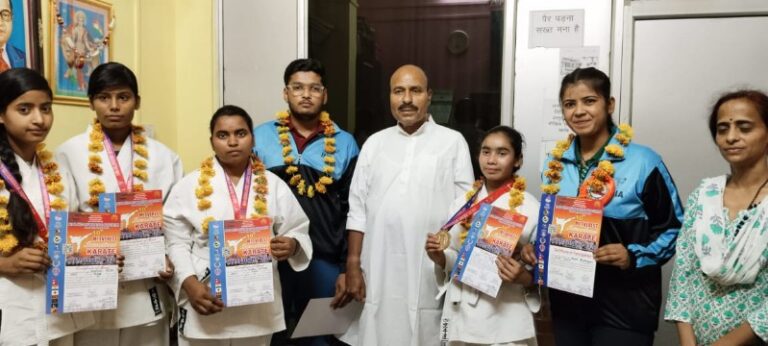 दो देशों को पीछे छोड़ भारत के खिलाड़ियों ने भारत को दिलाया पहला स्थान,केंद्रीय मंत्री ने किया सम्मानित