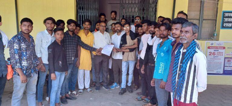 हिन्दू महासभा युवा मोर्चा द्वारा शिक्षा विभाग के भ्रष्ट बीआरसी पर एफआईआर दर्ज करने की माँग, भारी विरोध आंदोलन की चेतावनी। नर्मदापुरम बी आर सी आनंद शर्मा पर छात्रावास घोटाले से लेकर प्राइवेट स्कूलों की आर टी ई फीस प्रतिपूर्ति प्रपोसल आगे बढ़ाने पर लापरवाही बरतने के आरोप । प्राइवेट स्कूल एसोसिएशन नर्मदापुरम संभाग ने भी ज्ञापन देकर विरोध दर्ज करवाया।