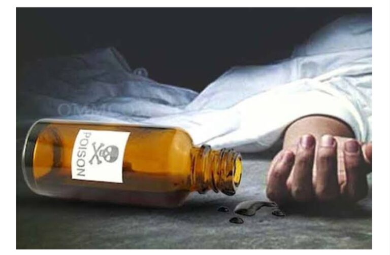 आठ बच्चों के पिता होते हुए भी 60 साल की उम्र में जहर खाकर की आत्महत्या May 7, 2024 इंदौर। आठ बच्चों के पिता ने जहर खाकर जान दे दी। वह मंडी में काम करता था। उसने यह कदम क्यों उठाया, इस बात का खुलासा नहीं हो पाया है। घटना रविवार 6 मई की है। इंद्रनगर मल्हारगंज के रहने वाले 60 साल के नंदकिशोर पिता बाबूलाल को जहर खाने के चलते एमवाय अस्पताल लाया गया, जहां इलाज के दौरान उसकी मौत हो गई। परिजन ने बताया कि वह चोइथराम मंडी में मुकादम का काम करता था। उसकी 6 बेटियां और तीन बेटे हैं। 5 बेटियों की शादी हो चुकी है। बताया जा रहा है कि कल सुबह उसकी छोटी बेटी उसके लिए टिफिन बना रही थी, तभी वह जोर-जोर से चिल्लाने लगा कि घबराहट हो रही है। जब परिजन ने उससे बात की तो उसने कहा कि उसने दवाई पी ली है। उधर, सिरपुर में रहने वाले एक मजदूर परिवार के बुजुर्ग दिनेश पिता लालजी के परिजन जब मजदूरी कर घर पहुंचे तो वह बेसुध मिला। उसे इलाज के लिए एमवाय अस्पताल लाया गया, लेकिन मौत हो गई। आशंका है कि उसने भी जहर पीया था। तीसरी घटना में खजराना पुलिस ने बताया कि तंजीम नगर की रहने वाली 65 साल की आशा नामक वृद्धा की भी संदिग्ध मौत होने के चलते उसके शव का एमवाय अस्पताल में पोस्टमार्टम कराया जा रहा है। एमआईजी पुलिस ने बताया कि पाटनीपुरा के रहने वाले 65 साल के खूबचंद की भी मौत हो गई।