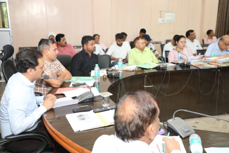 उच्च न्यायालय में लंबित केसों का शीघ्र निराकरण करायें जल गंगा संवर्धन अभियान के अंतर्गत अधिक से अधिक जल स्त्रोतों की सफाई का कार्य करायें,कलेक्टर ने टीएल की बैठक में दिए निर्देश