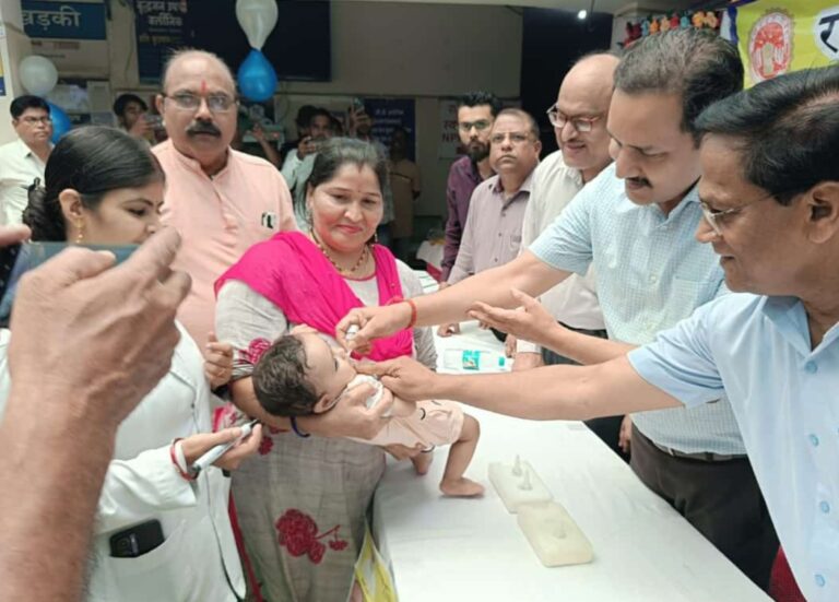कलेक्टर श्री शर्मा ने 0 से 05 वर्ष तक के बच्चों को दवा पिलाकर किया पल्स पोलियो अभियान का शुभारंभ कलेक्टर ने अभिभावकों से बच्चों को पोलियो की दवा पिलाने की अपील
