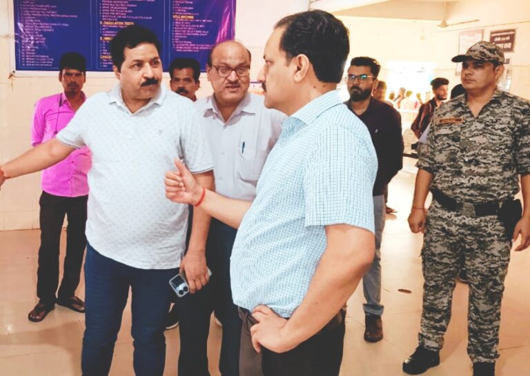 कलेक्टर ने जिला चिकित्सालय का किया औचक निरीक्षण