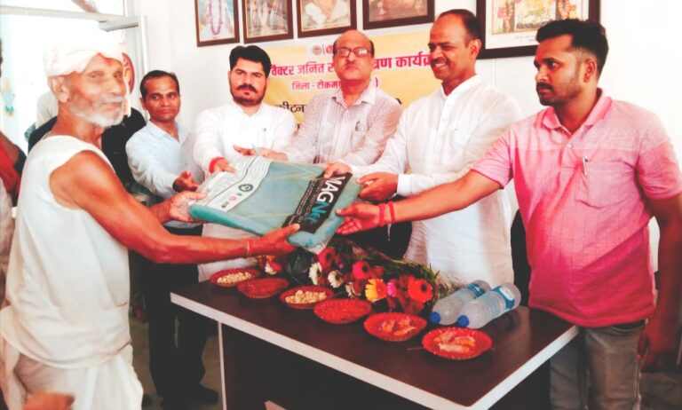 मातृ-पितृ छाया वृद्धाश्रम में मेडीकेटिड मच्छरदानी का किया गया वितरण