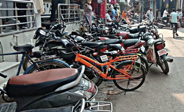 दिन में सकरीं और रात में चौडी़ दिखतीं है सड़कें बाजार में दुकानों के सामने खडे़ कर दिए जाते हैं वाहन, चौपट होती जा रहीं है यातायात व्यवस्थाएं