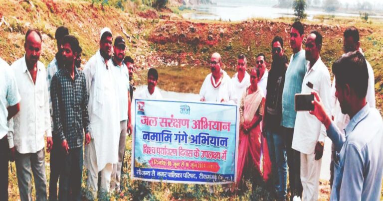 विधायक की उपस्थिति में जल गंगा संर्वधन अभियान अंतर्गत महेन्द्र सागर की साफ-सफाई की गई