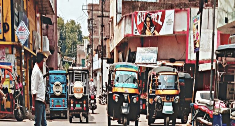 दिन प्रतिदिन बद से बदत्तर हो रही नगर की यातायात व्यवस्था तंग आ चुके नगर वासी, सुधरने का नहीं ले रही नाम टीकमगढ़