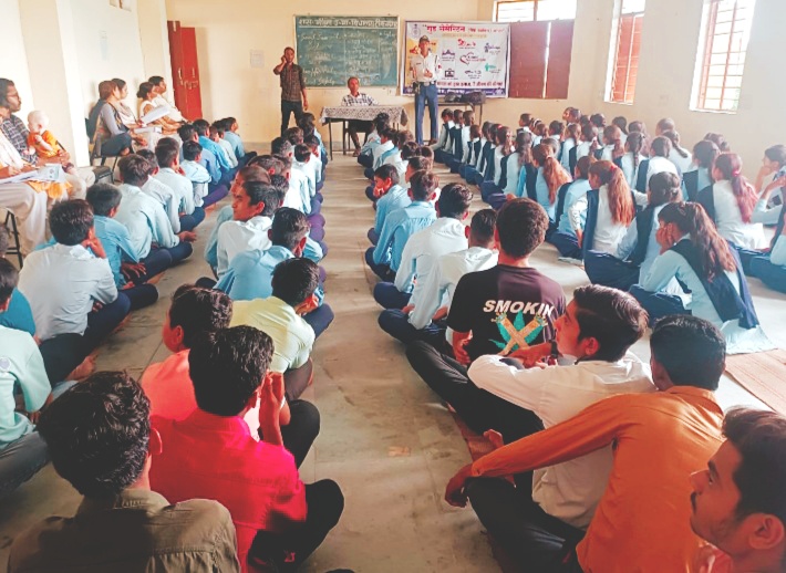 पुलिस का प्रशिक्षण जागरूकता अभियान बडो़रा घाट के स्कूल में छात्र-छात्राओं को किया जागरूक