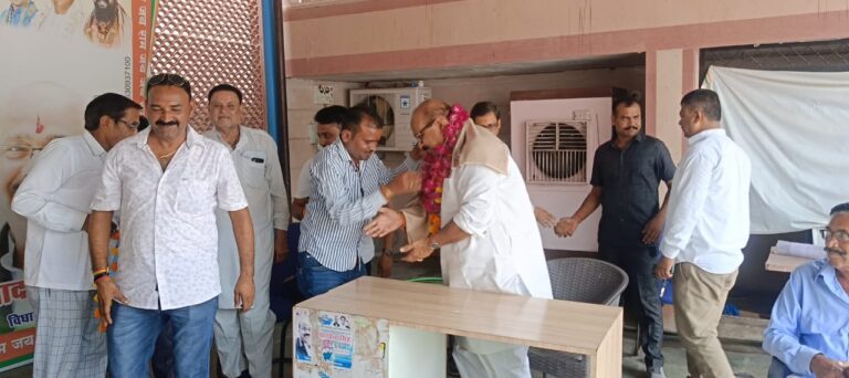 जिला सरपंच संघ ने जताया विधायक दादा यादवेंद्र सिंह बुंदेला के प्रति आभार उनके निज निवास पर पहुंचकर शाल श्रीफल सहित फूल मालाओं से किया उनका सम्मान