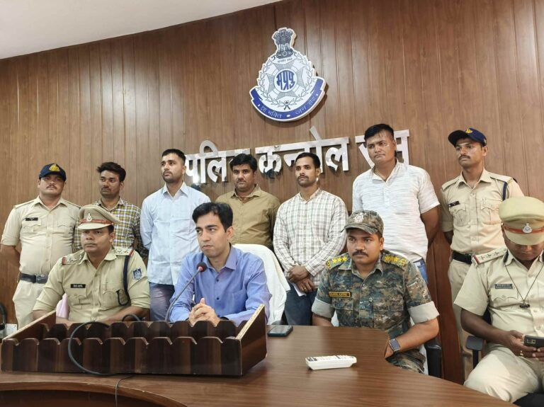 टीकमगढ़ पुलिस को मिली जुए के विरूद्ध बड़ी सफलताll जुआ खेलते 34 आरोपियों से नगद राशि ₹10,31,990/सहित कुल ₹ 74,31,990/~ कीमत का मशरूका किया जप्त