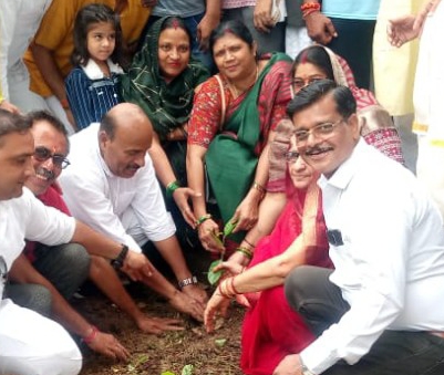 एक पेड़ मां के नाम अभियान गोंगाबेर हनुमान मंदिर पर केंद्रीय मंत्री डॉ वीरेंद्र कुमार खटीक ने किया पौधारोपण