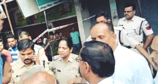 व्यापारी के घर में घुसकर मारपीट सहित की लूट मारपीट से व्यापारी की हुई मौत, पत्नि घायल चल रहा इलाज