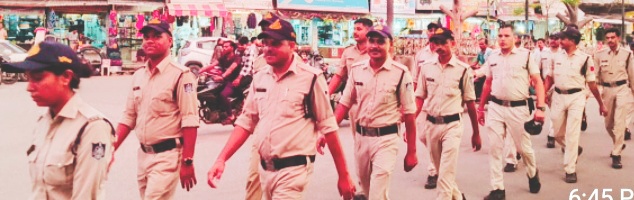 पुलिस द्वारा निकाला गया फ्लैग मार्च ड्रोन कैमरा,सीसीटीव्ही से संवेदनशील स्थानों पर की जा रही है निगहरानी,सोशल मीडिया पर रखी जा रही है पैनी नजर
