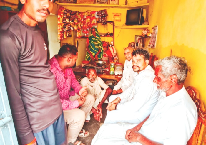ग्राम वेदपुर पहुंचे जितेंद्र जैन क्रांतिकारी बीते दिनों जैन मंदिर में हुई थी चोरी