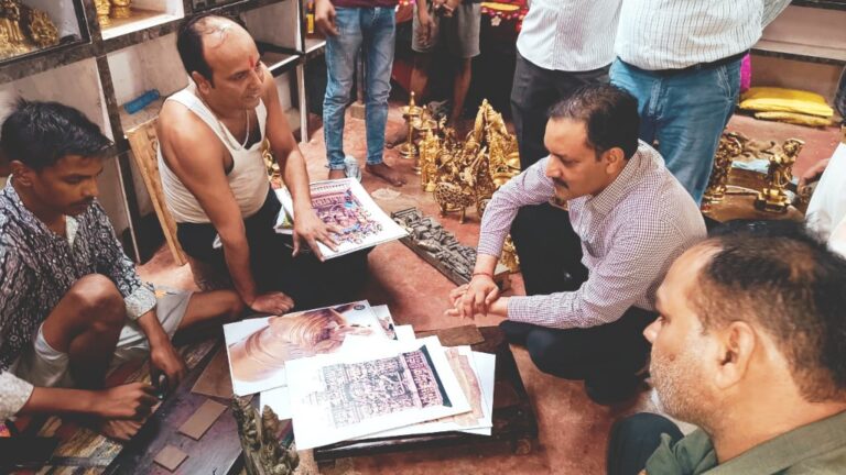 कलेक्टर ने जिले की पहचान-पीतल शिल्पा कला के शिल्पाकारों से मिलकर कला की प्रक्रिया का किया अवलोकन किया
