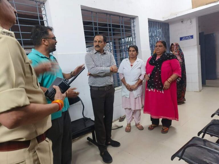 कलेक्टर एवं एसपी ने प्राथमिक स्वास्थ्य केन्द्र बुड़ेरा का किया औचक निरीक्षण