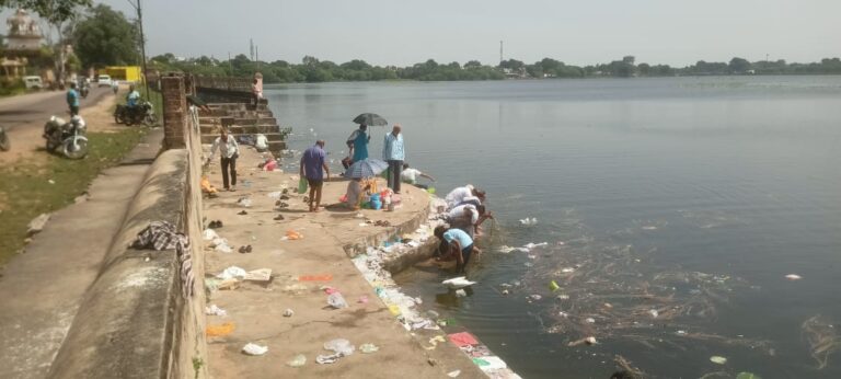 पितरों को दी गई विदाई पितृमोक्ष अमावस्या,तालाब पर रही लोगों की भीड़