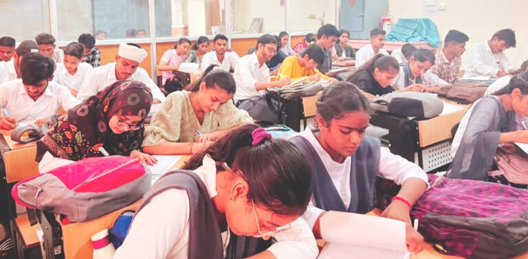 मद्य निषेध सप्ताह पीएमश्री शासकीय स्नातकोत्तर महाविद्यालय में चित्रकला प्रतियोगिता हुई आयोजित