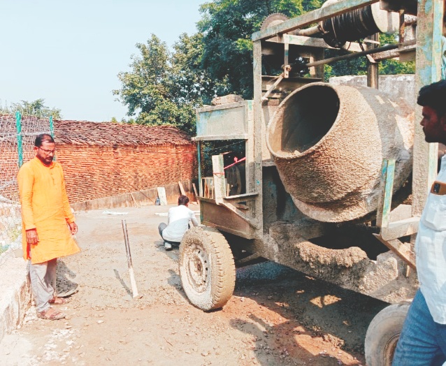 ग्राम पंचायत केशवगढ़ पूरी गुणवत्ता के साथ बनाई जा रही सीसी सड़क