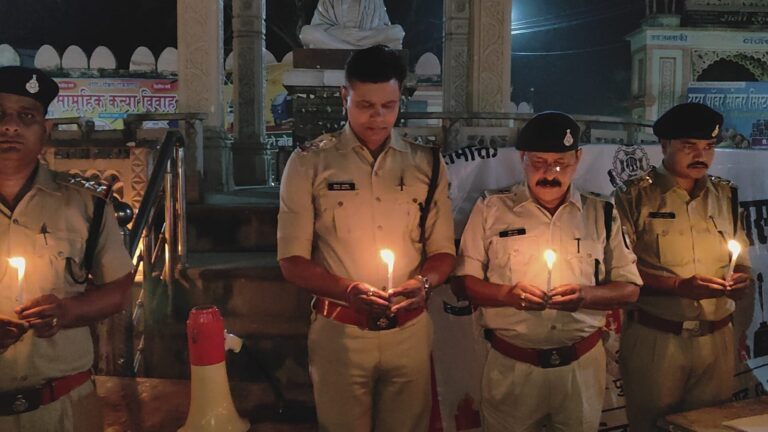 ड्यूटी के दौरान शहीद हुए पुलिस अधिकारियो,कर्मचारियों के लिए रखा गया 02 मिनट का मौन मोमबत्तियां प्रज्वलित कर दी गई श्रद्धांजलि