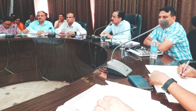 छात्रावासों के निरीक्षण हेतु संबंधित अधिकारियों को दिए निर्देष कलेक्टर ने टीएल की बैठक में दिये निर्देष