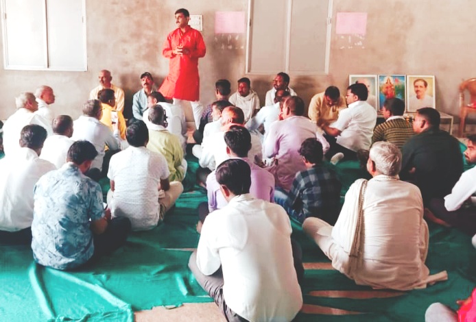 चंदेरा पहुंचे पूर्व विधायक राकेश गिरी मंडल के सक्रिय पदाधिकारियों सहित सदस्यों की ली बैठक