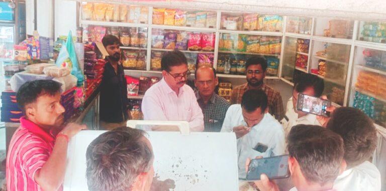 खरगापुर पहुंचे खाद्य सुरक्षा अधिकारी मिष्ठान भंडारों से खाद्य पदार्थाें के नमूनों की हुई जांच