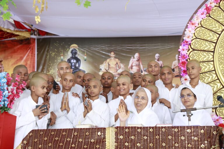 गुरु मां सृष्टि भूषण माताजी का रहा सानिध्य करीब 200 बालक,बालिकाओं का हुआ उपनयन संस्कार