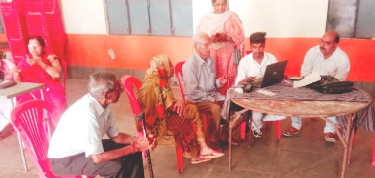 जिला मुख्यालय में शिविर लगाकर वरिष्ठजनों के बनाये गये आयुष्मान कार्ड