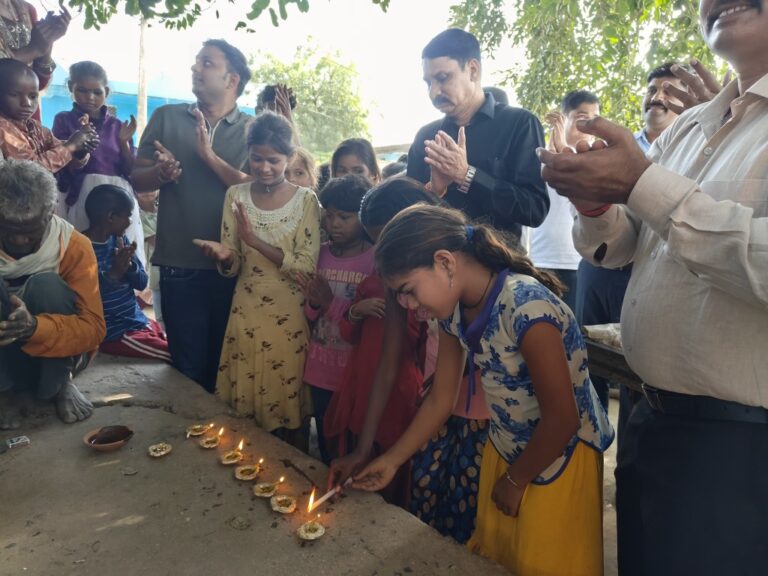 पुलिस कप्तान मनोहर सिंह मंडलोई पहुंचे अनगढा़ आदिवासी बस्ती में बच्चों और बस्ती वासियों के साथ मनाई दीपावली