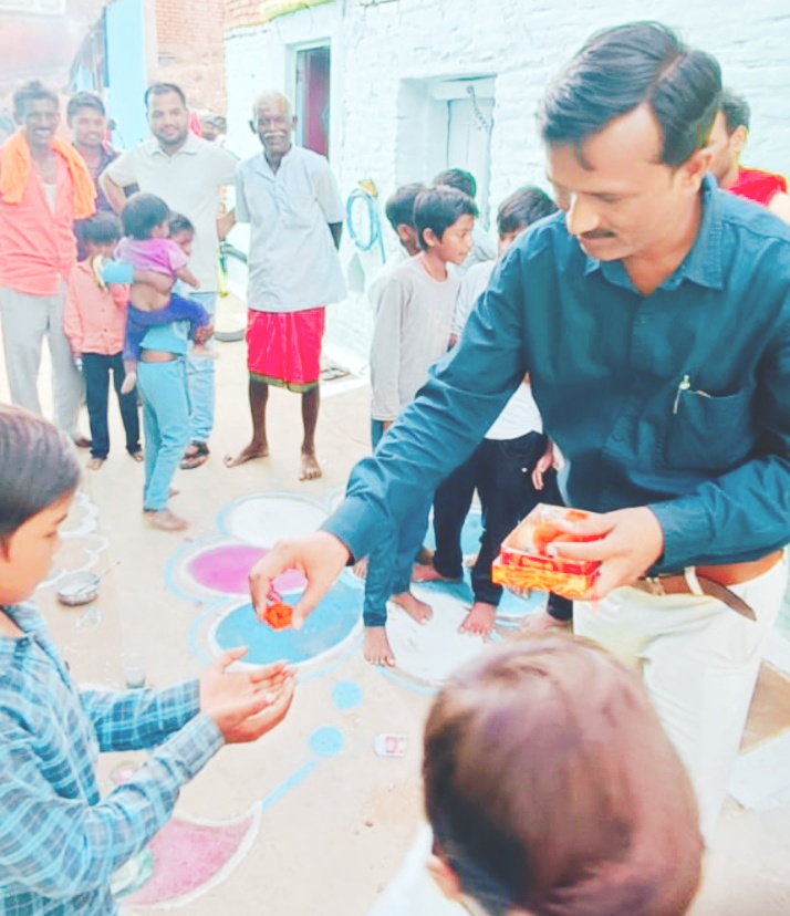 अपने कार्य क्षेत्र की ग्राम पंचायत में पहुंचे सचिव धर्मेंद्र श्रीवास्तव सोनू बच्चों और पंचायत वासियों के साथ मनाई दीपावली