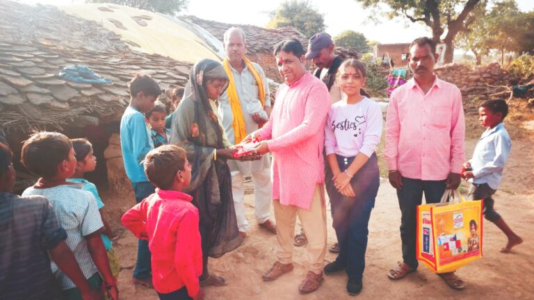 बेटी के साथ शिवमोहन गिरी पहुंचे मोहनगढ़ के विजरावन और मिडो़रा गांव अनुसूचित जाति, जनजाति समुदाय के साथ बांटीं दीपोत्सव की खुशियां