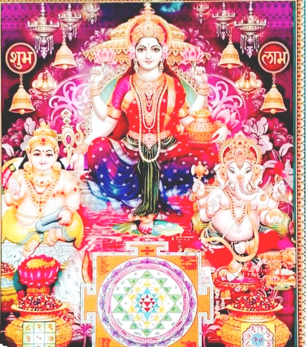अंचल भर में मनाई गई दीपावली विधि विधान से धन के देवता कुबेर और माता लक्ष्मी की हुई पूजा