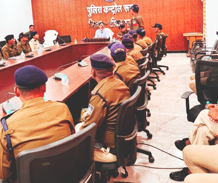 एसपी मनोहर सिंह मंडलोई ने थाना,कोर्ट में पदस्थ मुंशियों, मुहर्ररों की ली समीक्षा बैठक